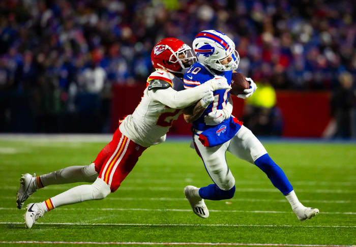 Chamarri Conner tackles Khalil Shakir